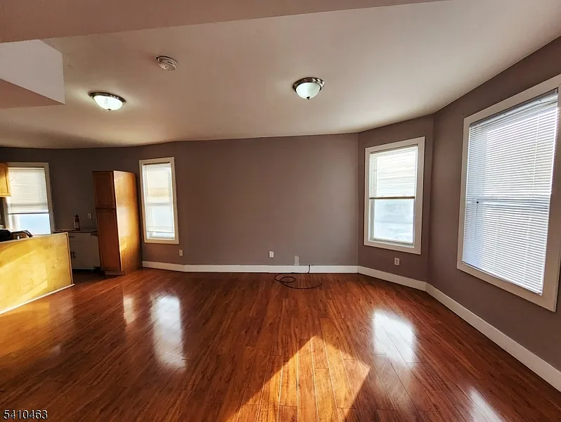 3 bed, 1.0 bath, $2,400 — Photo 3