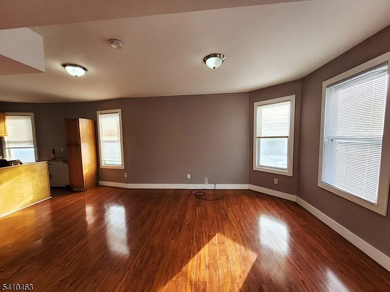 146 Hollywood Ave — Photo 3