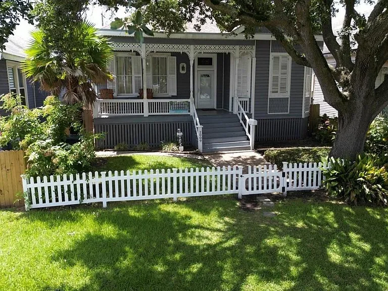 2009 Avenue O — Photo 2