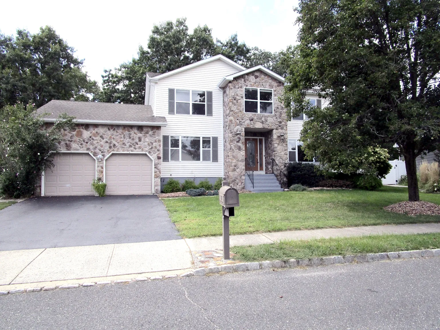 4 bed, 2.5 bath, 2388 sqft, $4,200 — Photo 1