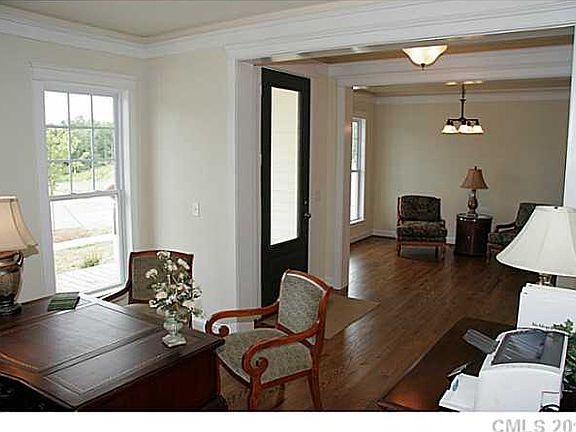3rd image of 534 Lakeview Dr