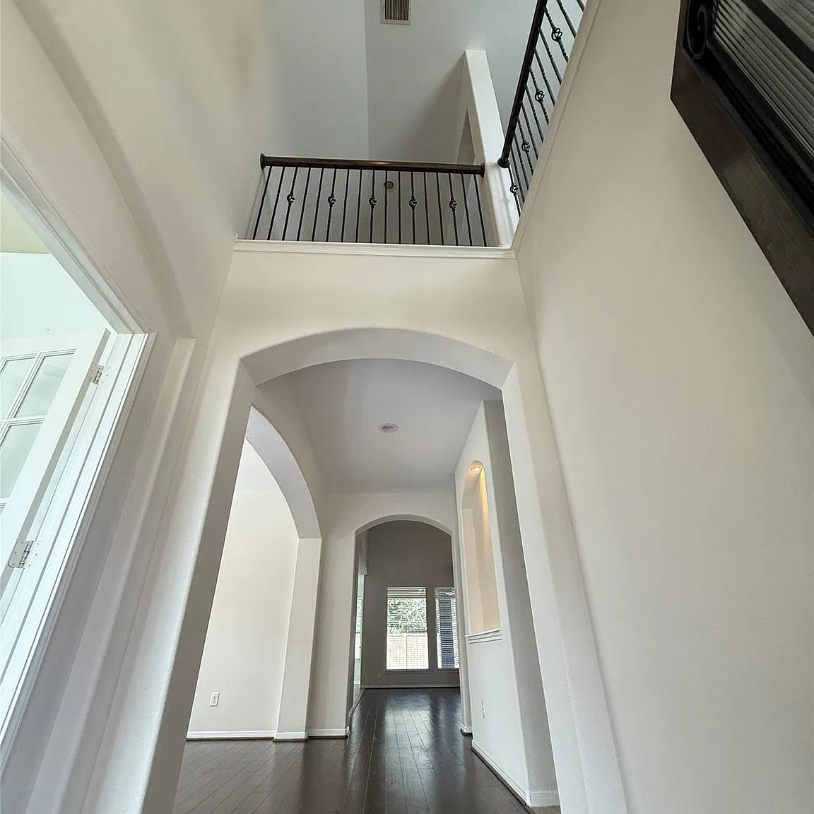 4 bed, 3.5 bath, 3332 sqft, $3,200 — Photo 3