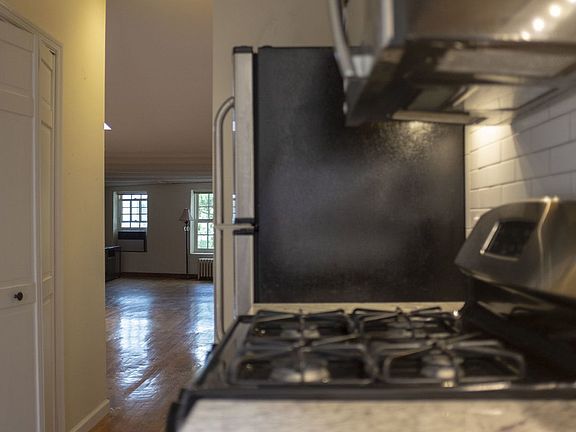5th image of 547 Hudson St APT 3