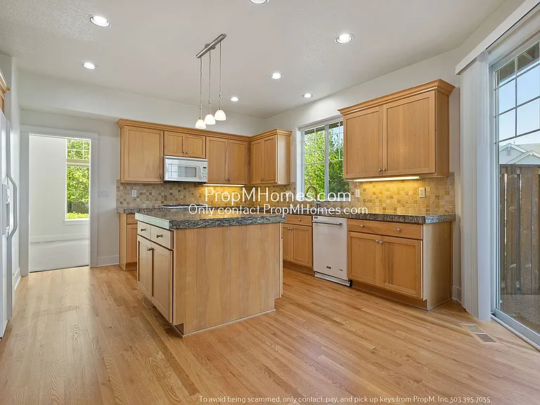 340 SW Delta Dr — Photo 4