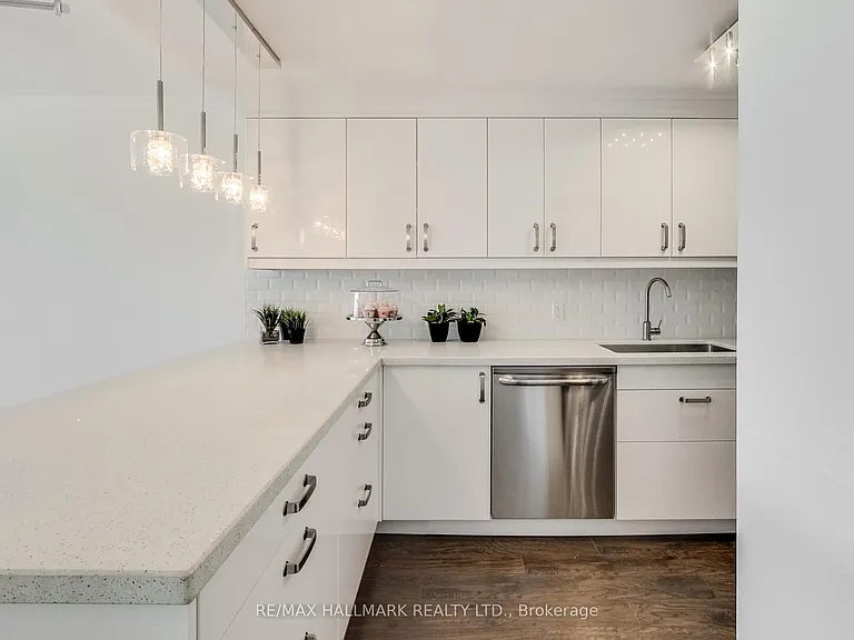 914 Yonge St #1509 — Photo 9