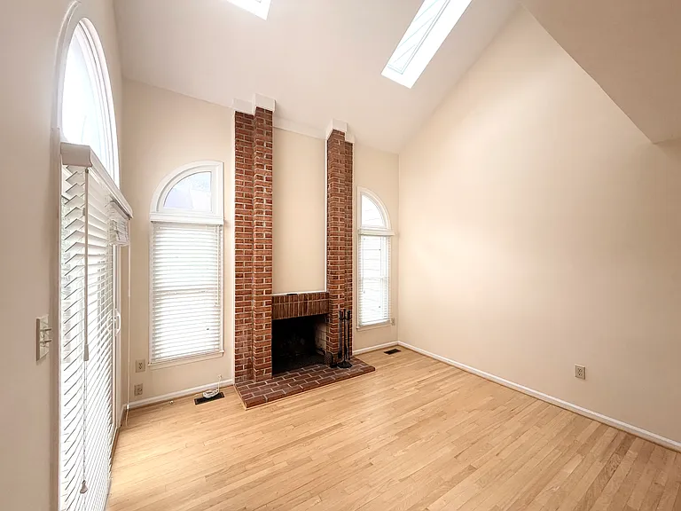 7418 Crestberry Ln — Photo 18