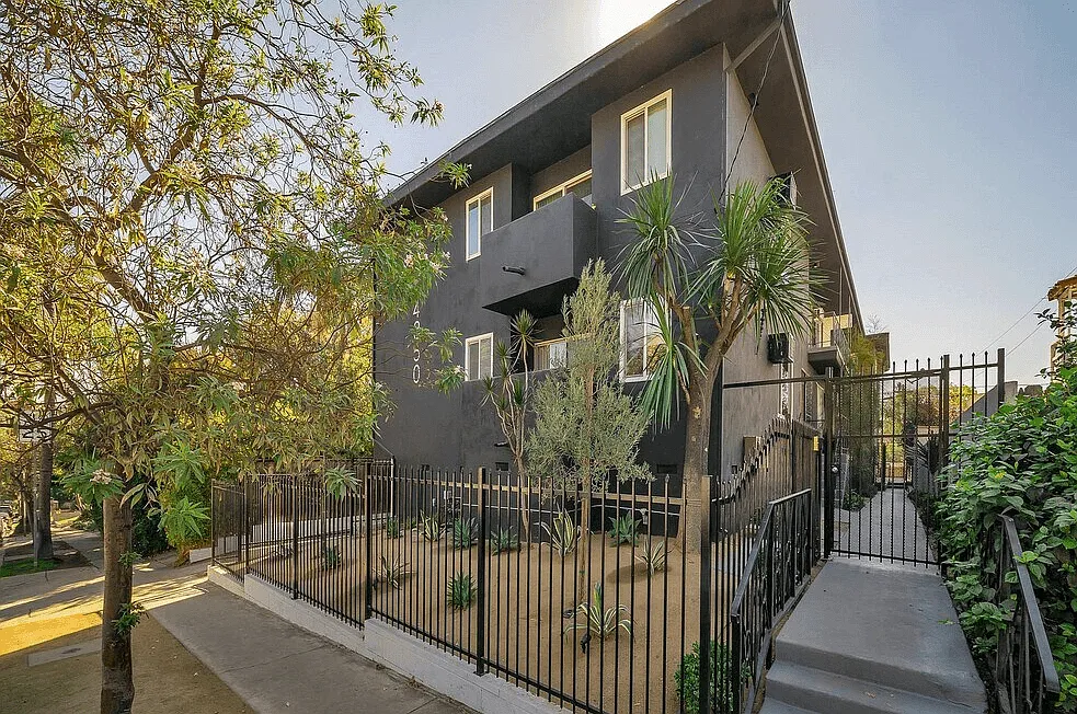 4350 Franklin — Photo 1