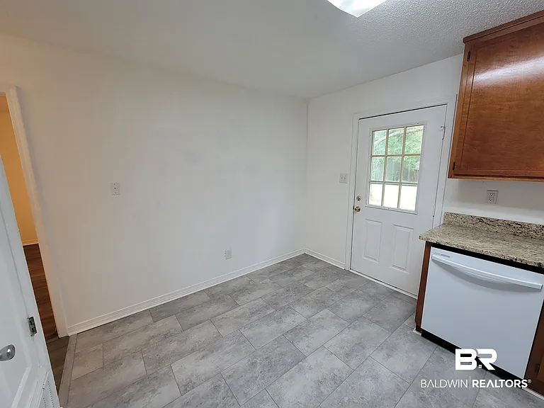 309 E Peachtree Ave — Photo 4