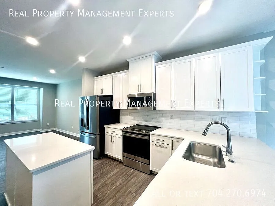 **Move In Special Beautiful 3br/3.5ba Townhouse In Charlotte! — Photo 3