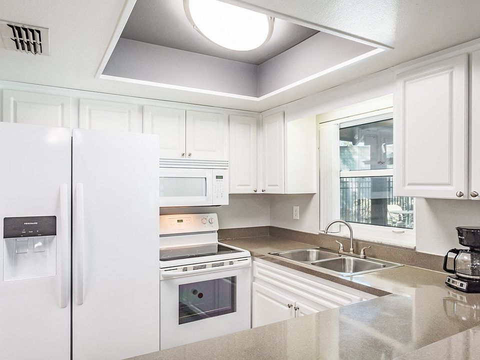 Townsgate Apartments | Plant City, FL | Clubhouse Kitchen
