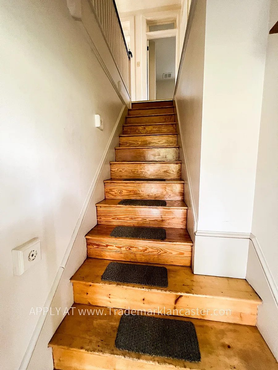 Building Photo - 310 Manor Ave #B