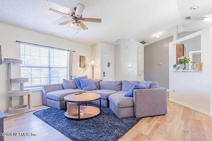 3 bed, 2.0 bath, 1215 sqft, $1,810 — Photo 4