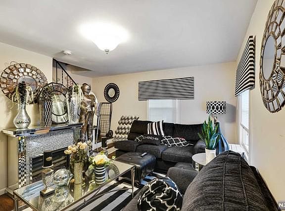 3rd image of 22 Dupont Pl #24