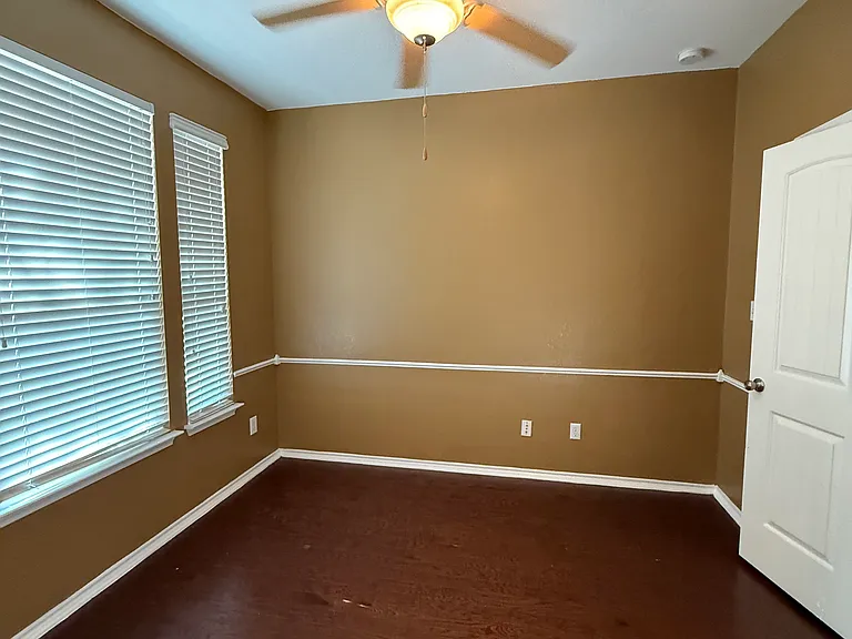 305 Leather Oak Loop — Photo 5
