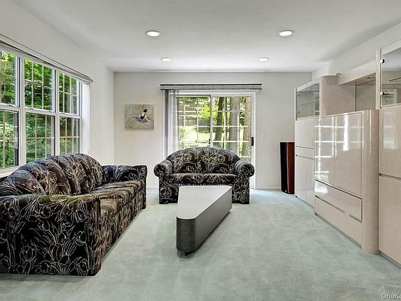 4th image of 19 Pondview Lane #19