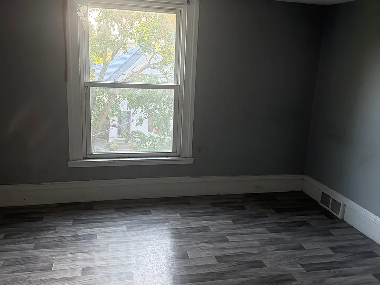 642 Sinclair Ave NE — Photo 9