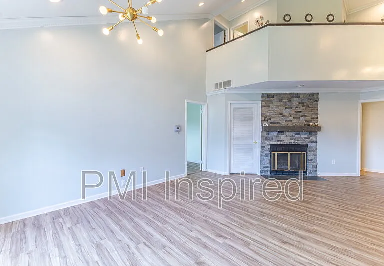 2404 Buckingham Cir — Photo 9
