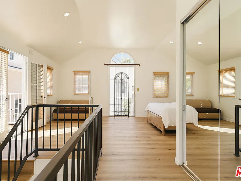 1174 Coldwater Canyon Dr — Photo 16