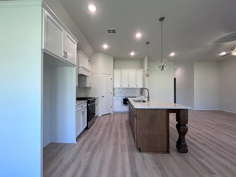 12406 S Lakewood Ave — Photo 6