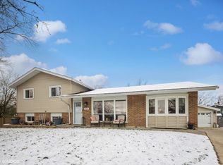 2S622 Briarcliff Ct, Lombard, IL 60148