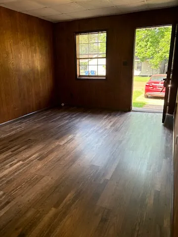1104 Halsey St - 3 — Photo 2