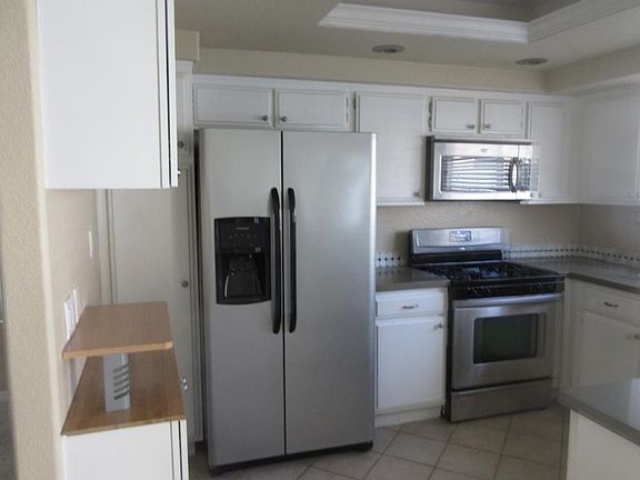 Stainless Steel Kitchen Stove, Refrigerator, Dishwasher and Microwave