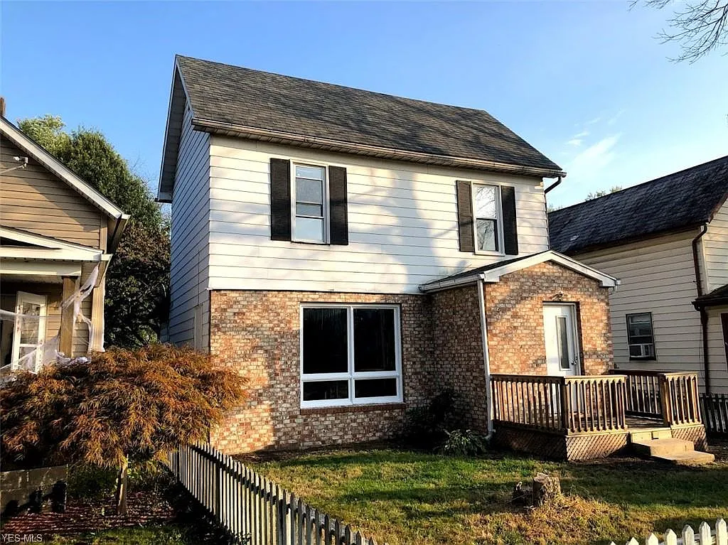 153 Beaver Ave NE photo 1