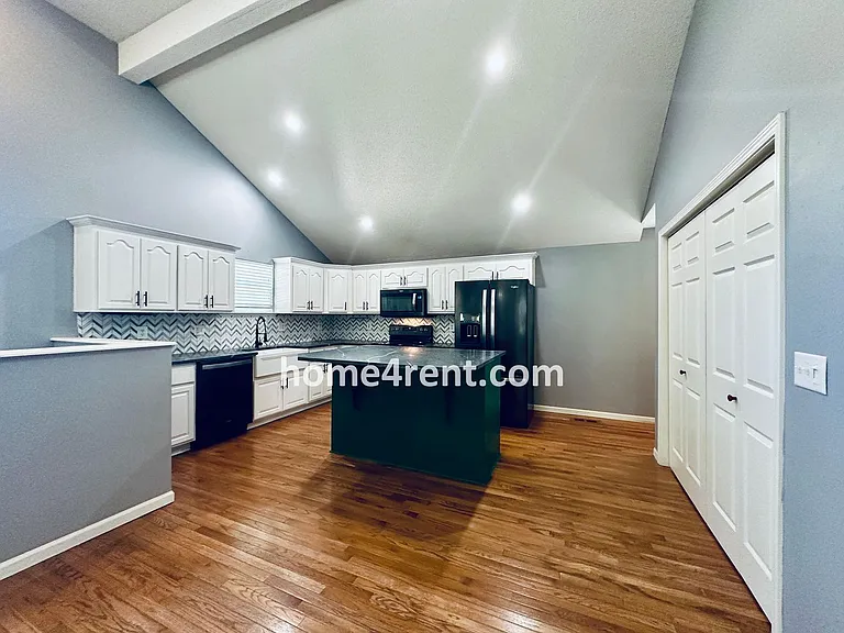 8601 England St — Photo 10