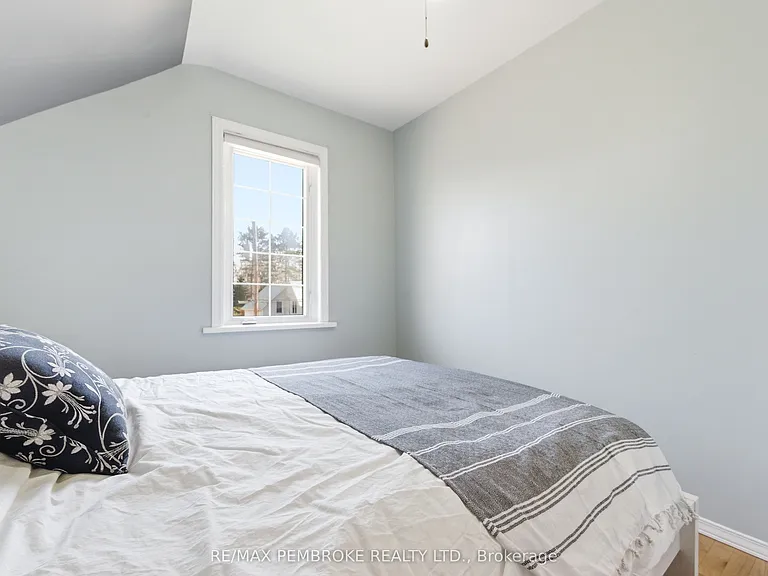 566 Perth St — Photo 37