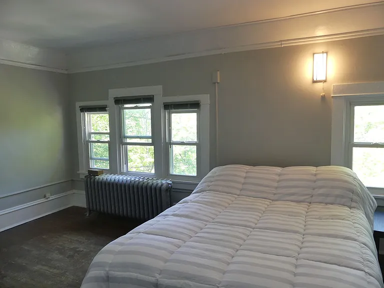 609 E State St — Photo 252