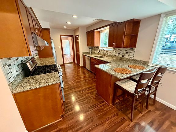5th image of 304 Longfellow Ct