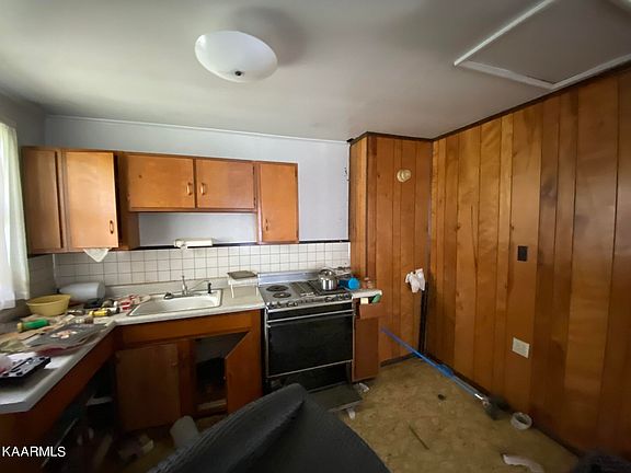 5th image of 3909 Greenleaf Ave