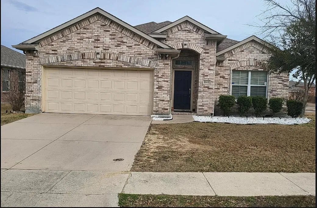 4 bed, 1955 sqft, $2,400 — Photo 1