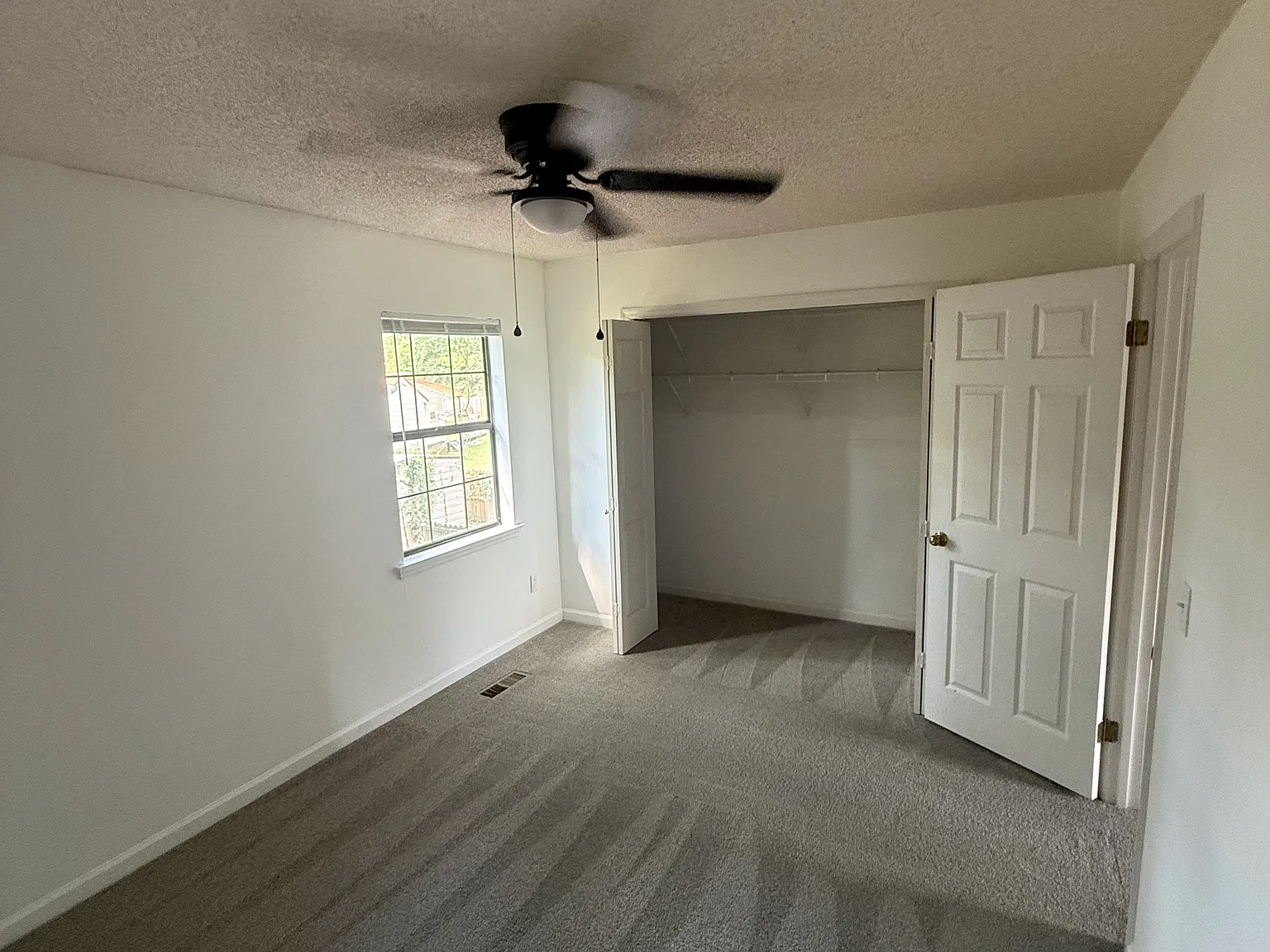2 bed, 1.5 bath, 1082 sqft, $985 — Photo 2