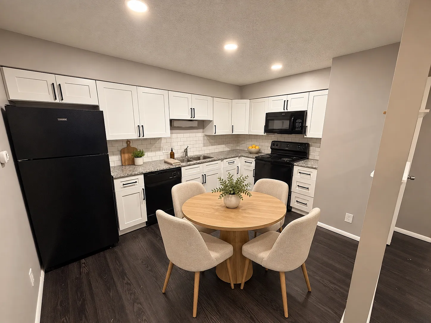 2 bed, $1,049 — Photo 2