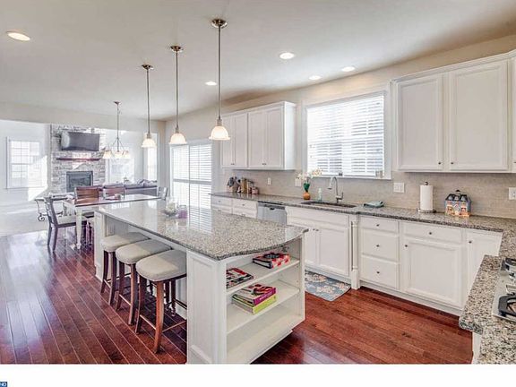 3rd image of 407 Gardenia Dr