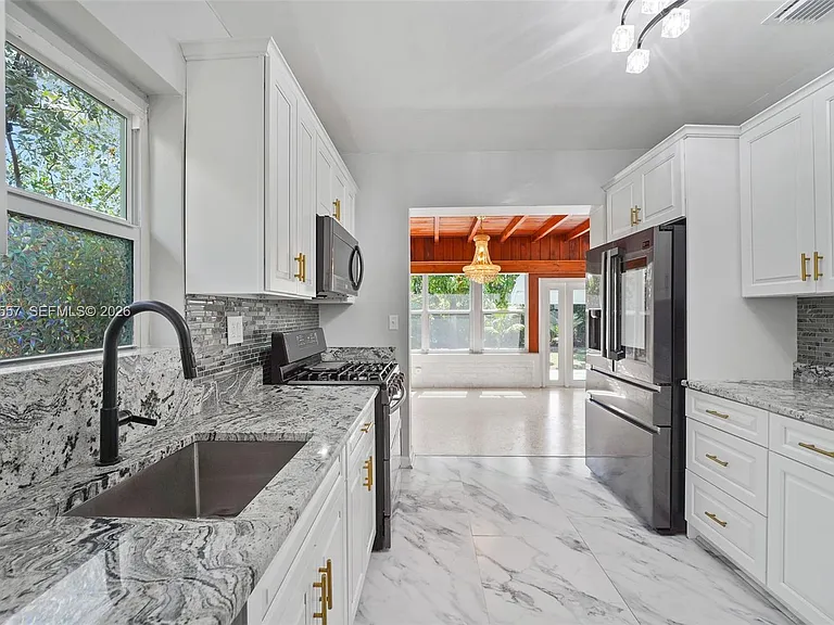 8927 Carlyle Ave — Photo 6