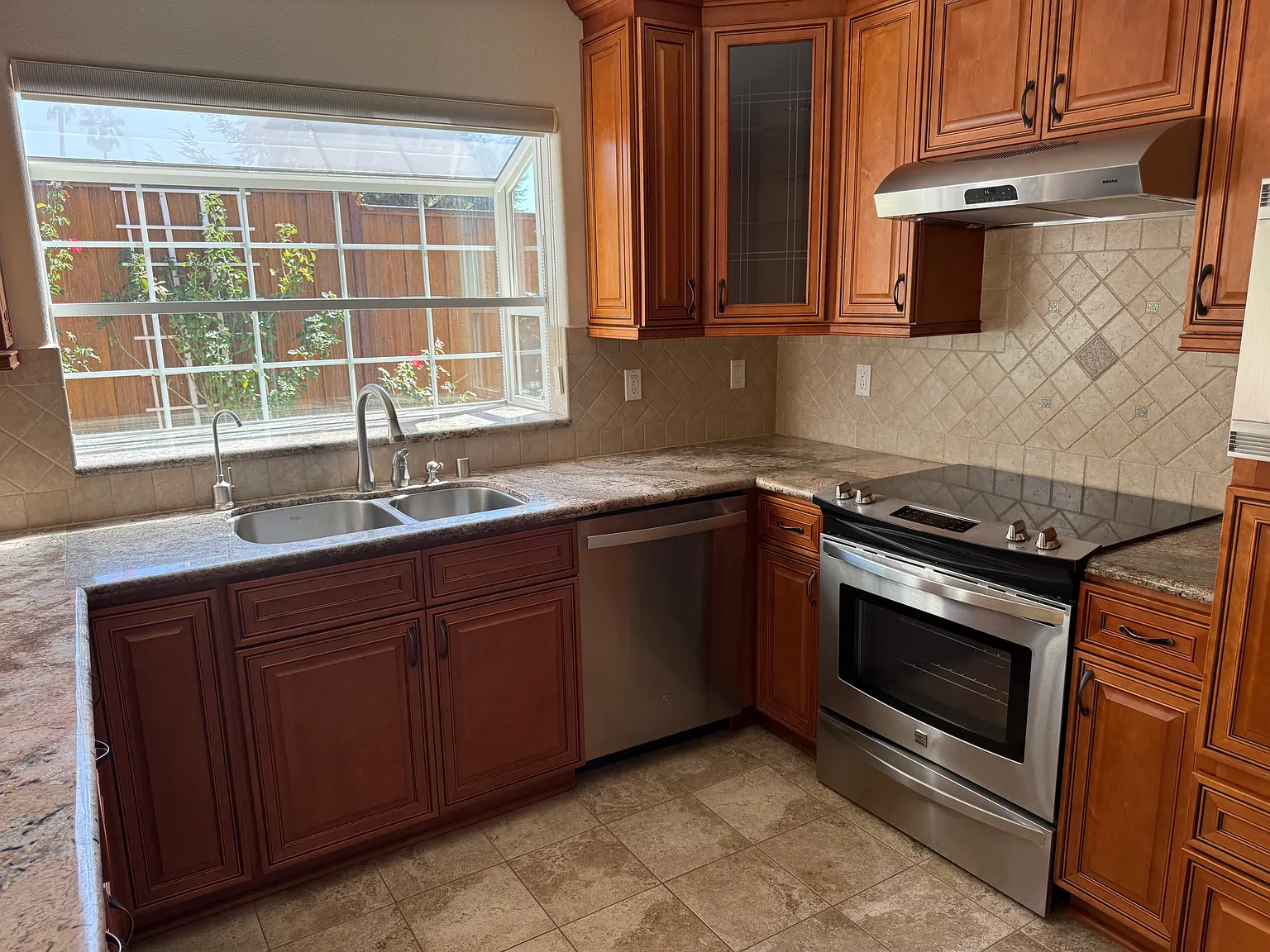 4 bed, 2072 sqft, $6,850 — Photo 3