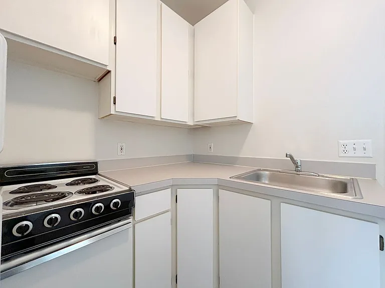 Ludlow Apartments — Photo 33