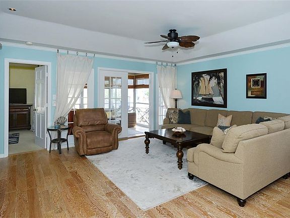 3rd image of 1552 Stickney Point Rd #403
