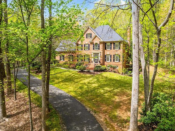 2nd image of 200 Carters Grove Ln