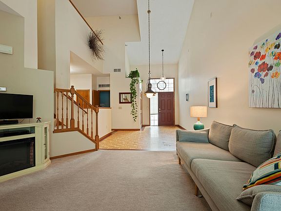 2nd image of 2548 Claremont Dr