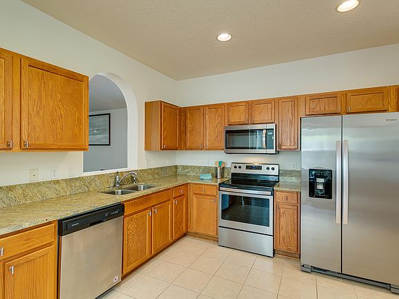 3rd image of 928 Hazeltine Ct