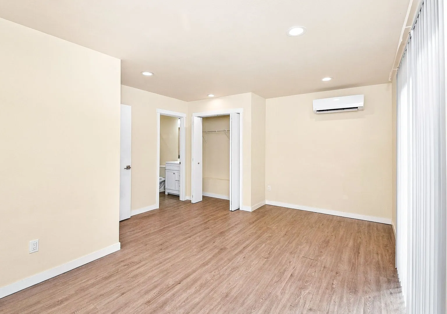 Limited-Time Offer: $25 Application Fee, Apply Today! Rent Special! $1000 Off Of First Month! — Photo 4