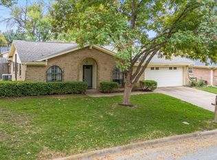 1924 Mesquite Trl, Hurst, TX 76054