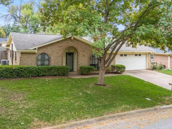 1924 Mesquite Trl, Hurst, TX 76054