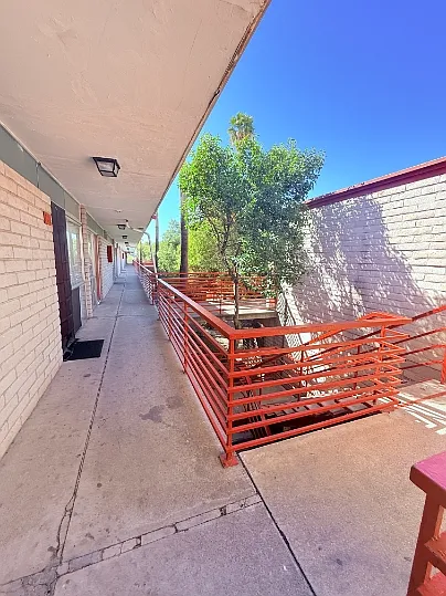 BROADWAY APARTMENTS — Photo 42