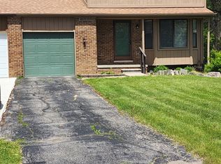 736 Woods Ct, Walled Lake, MI 48390