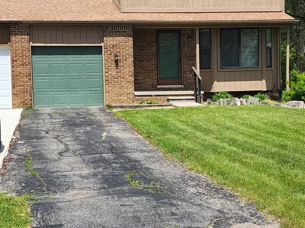 736 Woods Ct, Walled Lake, MI 48390