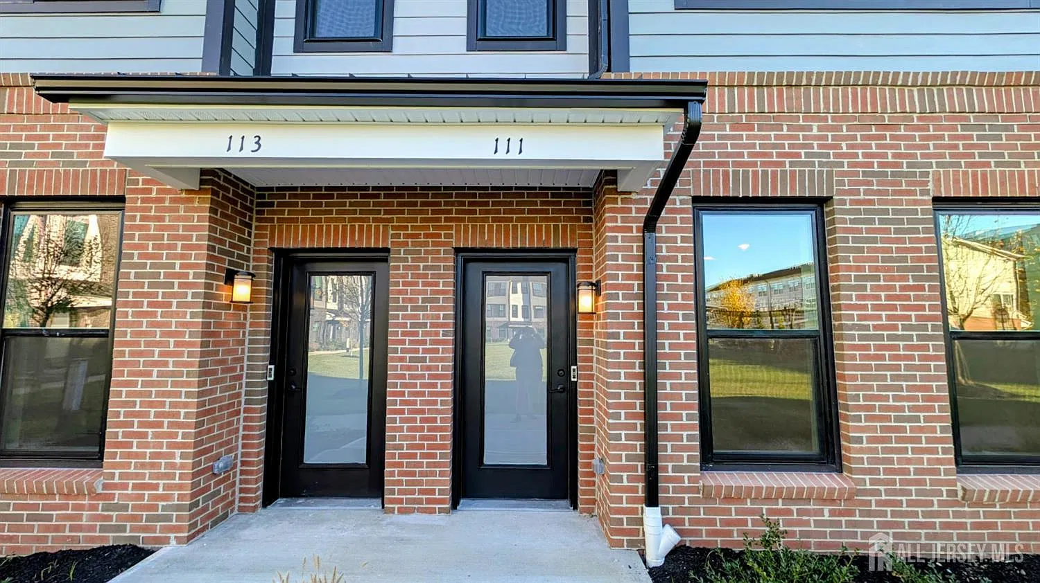 2 bed, 2.0 bath, 1004 sqft, $3,195 — Photo 2